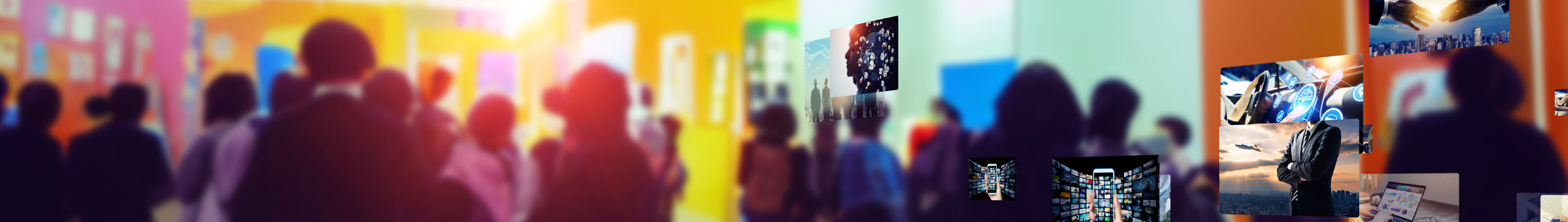 Besucher in einer multimedialen Ausstellung