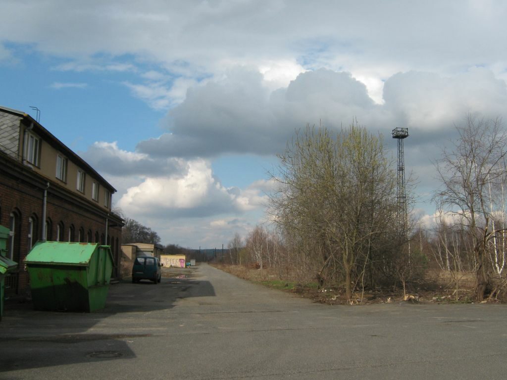 Blick in die alte Erschließungsstraße in Richtung Norden. Standort ist der zukünftige Vorplatz (Teilfläche 01) vorbei an der zukünftigen Gemeinbedarfsfläche 01 (Gebäude Gehestraße 15)