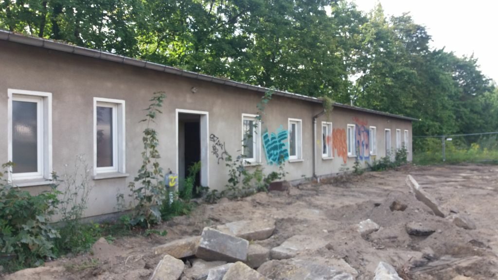 Blick auf eines der drei abzureißenden ehemaligen Betriebsgebäude