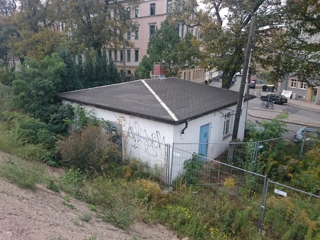 Blick auf eines der drei abzureißenden ehemaligen Betriebsgebäude