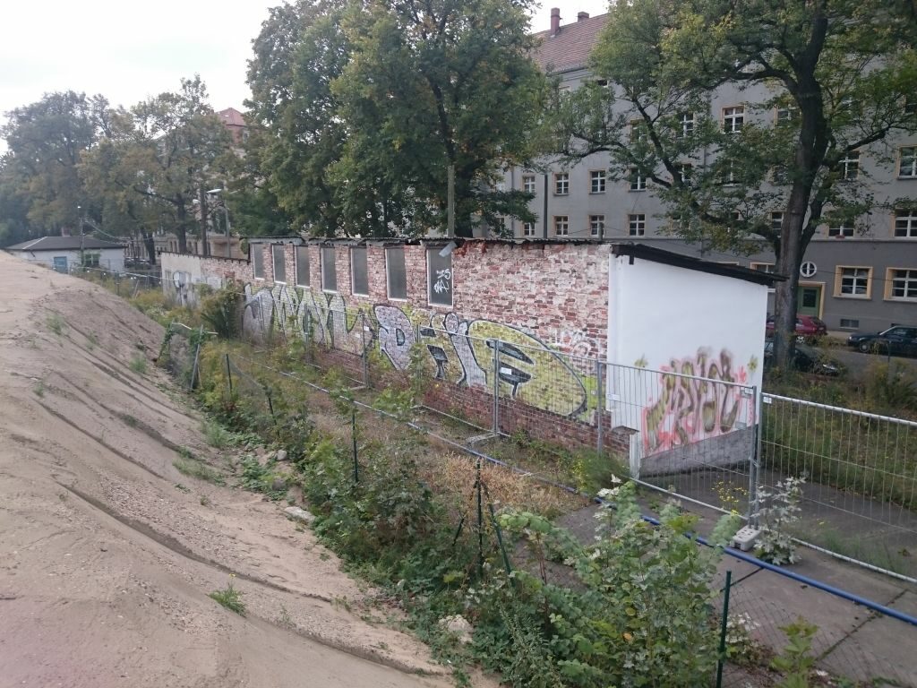 Blick auf eines der drei abzureißenden ehemaligen Betriebsgebäude