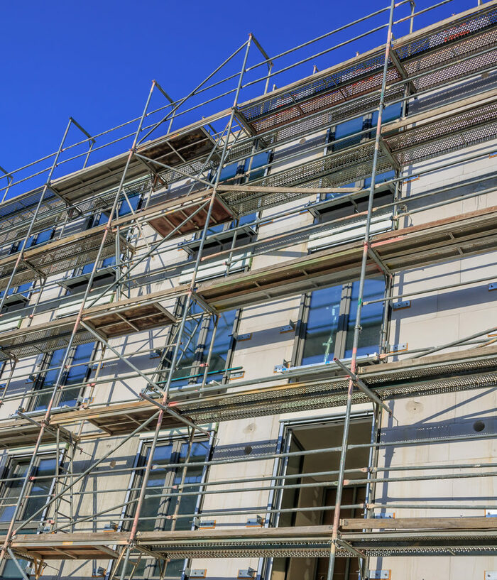 Ansicht einer Hausfassade mit Baustellengerüst