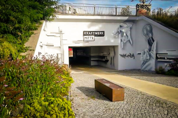 Auf dem Bild ist die Unterführung am Gleisdreieck zwischen dem Kraftwerk Mitte und der Roßthaler Straße nach der Sanierung zu sehen.