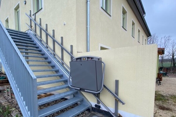Auf dem Bild ist ein Treppenlift am Kinder- und Jugendhaus Nickern zu sehen.