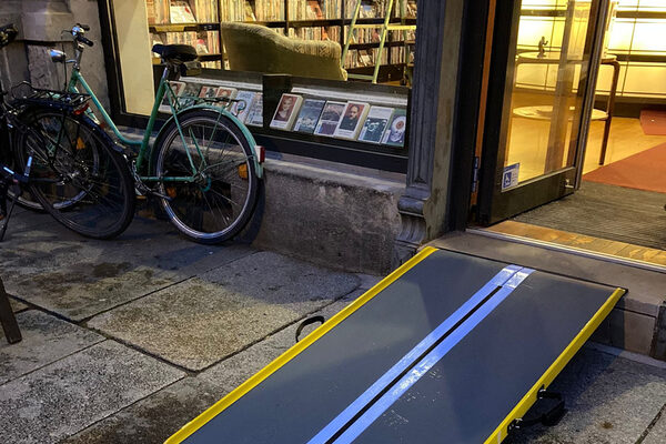 Auf dem Bild ist eine Rampe am Filmverleih "Phase lV" an der Königsbrücker Straße zu sehen.