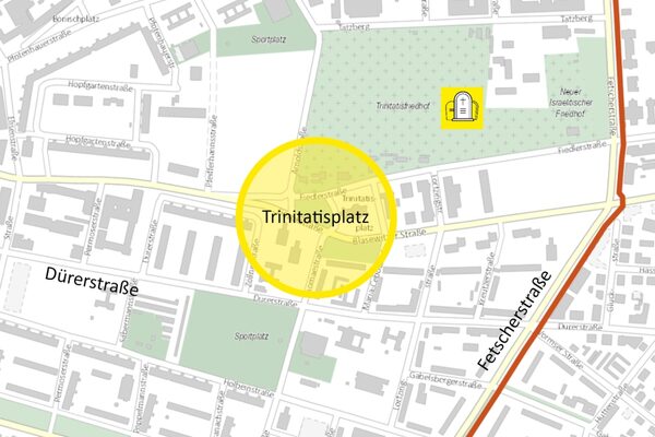 Auf der Karte ist das Umfeld des Trinitatisplatzes gelb markiert. Nördöstlich davon ordnen sich der Trinitatisfriedhof, im Osten die Fetscherstraße und im Süden die Dürerstraße ein. Die rot unterbrochene Linie stellt das gesamte Gebiet Johannstadt/Pirnaische Vorstadt dar, welches die Landeshauptstadt Dresden als Fördergebiet für das EU-Förderprogramm EFRE beantragen möchte.