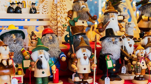 Räuchermännchen aus Holz mit Preisschildern