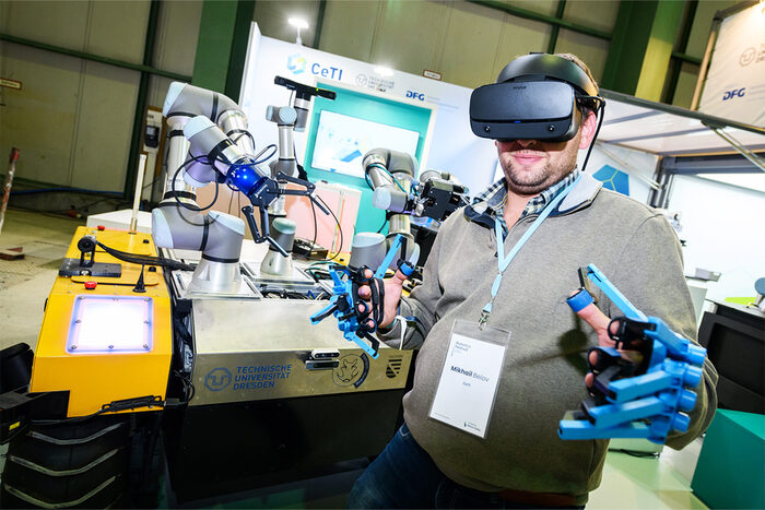 Mann mit Datenbrille und Sensoren zur Steuerung eines Roboters Mann mit Datenbrille und Sensoren zur Steuerung eines Roboters