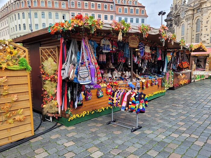 Ein Stand auf dem Herbstmarkt zeigt sein Sortiment